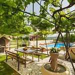 Amazing In Διαμέρισμα Obrovac Sinjski
